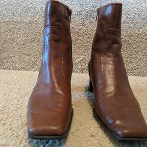 Bandolino 8M above ankle golden brown boot 2" heel